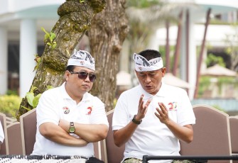 Pangdam IX/Udayana Mayjen TNI Sonny Aprianto, S.E., M.M., (kanan) saat turut menghadiri kegiatan Pelepasan Tukik dan Burung Merpati yang digelar di Kawasan Wisata Area Pantai Hotel Merusaka Kawasan ITDC Nusa Dua, Kabupaten Badung, Provinsi Bali, Rabu (12/10/2022).