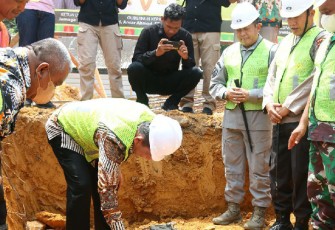 Gubernur Kepri H. Ansar Ahmad saat melakukan peletakan batu pertama pembangunan Rumkitban TNI AD di  Bengkong Permai Kota Batam, Sabtu (22/10). 