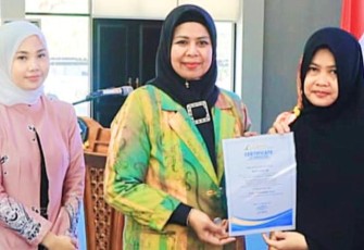 Ketua TP-PKK Bintan (kiri) 