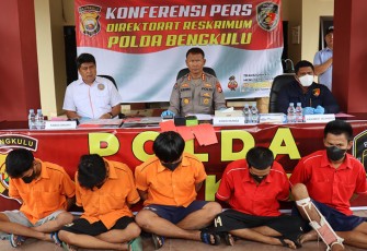 Kabid Humas Polda Bengkulu Kombes Pol Sudarno, S.Sos., M.H., didampingi Kasubdit Jatanras AKBP Lambe Patabang Birana, S.Ik., M.H., serta Kabag Bin Ops Dit Reskrimum Polda AKBP Hari saat press conference Kamis (13/10/22).