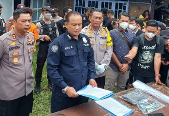 Kabidhumas Polda Kalteng Kombes Pol K. Eko Saputro, S.H. M.H didampingi Kapolresta Palangka Raya Kombes Pol Budi Santosa, S.I.K., M.H. usai pelaksanaan pra rekonstruksi di TKP (tempat kejadian perkara, Minggu (9/10/2022) siang.
