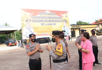 Kapolda Bengkulu Irjen Pol Drs Agung Wicaksono, M.Si memberi selamat secara langsung usai jadi Irup