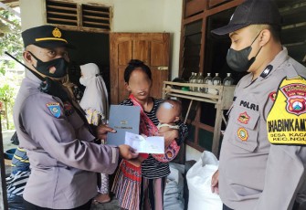 Polsek Ngunut saat Salurkan Uang Duka Kapolres Tulungagung untuk Keluarga Gantung Diri
