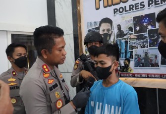 Tersangka saat ditanyai langsung oleh Kapolres Pemalang AKBP Ari Wibowo saat menggelar konferensi pers di Media Center Wicaksana Laghawa Polres Pemalang, Kamis (22/9/2022).