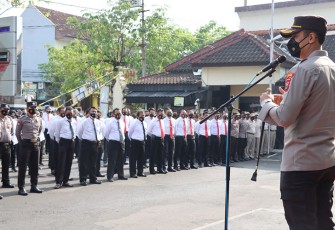 Kapolres Tulungagung AKBP Handono Subiakto, SH, SIK, MM saat apel jam pimpinan di depan Mako Polres Tulungagung, Senin (21/03/2022) pagi.