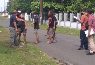 Polisi menggelar pra rekonstruksi kasus penganiyaan hingga tewas di lingkungan Mentul, Cepu, kabupaten Blora.