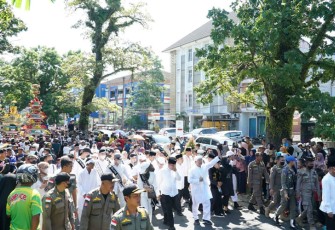 Prosesi Tabut Tebuang, Senin (08/08).
