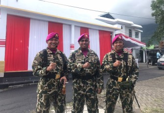Letda Marinir Antonius Nararattu Lemartin (Tengah)
