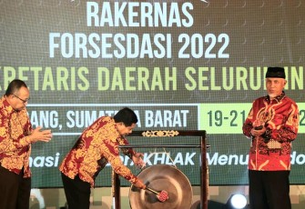 Sekjen Kemendagri membuka secara resmi Rakernas Forsesdasi 2022 di Hotel Santika, Padang.