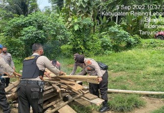 Personel Polsek Sindang Kelingi saat melakukan pembongkaran arena judi sabung ayam