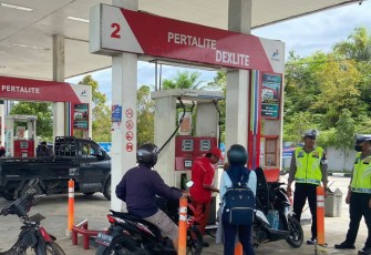 Satlantas Polres Bengkulu Tengah saat Pantau Antrean BBM di SPBU