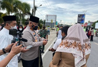 Kapolres Mukomuko saat Bagikan Takjil dan Masker Kepada Pengendara