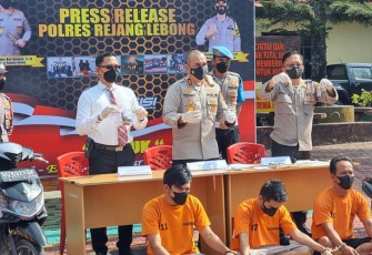 Ekspos tersangka dan barang bukti
