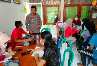 Kapolsek Cepu AKP Agus Budiana memantau jalannya gerai vaksin presisi di Mapolsek Cepu.