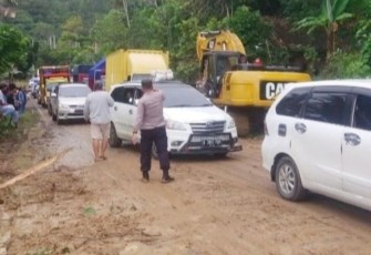 Tanah Longsor pasca Tutupi Badan Jalan Pekon Tembakak