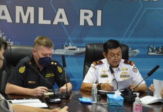 Kepala Kantor Kamla Zona Maritim Barat Laksamana Pertama TNI Hadi Pranoto, S.Sos., M.Si (Han) (kanan) saat menerima kunjungan Atase Australia Border Force (ABF) Konselor Indonesia dan Timor Leste Superintendent Leighton Morvell, di Kantor Kamla Zona Maritim Barat, JL. RE Martadinata No. 16, Sekupang, Kota Batam, Kamis (14/4/2022).