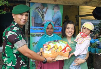 Dandim Palangka Raya saat Salurkan Bantuan Makanan Bergizi 