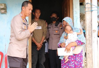 Kapolres Karanganyar AKBP Danang Kuswoyo saat mengunjungi rumah kediaman balita perempuan bernama Airi yang menderita sakit kelainan pada jantung sejak lahir, di  Griya Sari Permai, Desa Sukosari, Kecamatan Jumantono, Kabupaten Karanganyar, Jumat (11/11/2022).