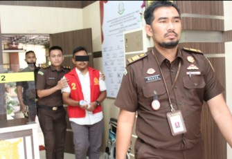 Tersangka (kenakan rompi merah) saat ditahan jaksa