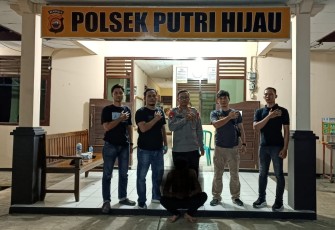Terduga pelaku (jongkok) saat diamankan petugas