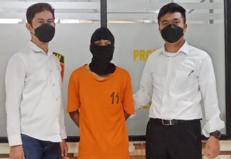 Tersangka (kenakan baju tahanan) saat diamankan petugas