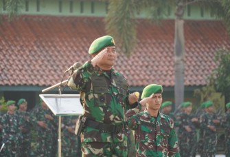  Brigjen TNI Tatang Subarna saat Jadi Irup Upacara Bendera di Lapangan Makorem 064/MY Jalan Maulana Yusuf No.9 Kota Serang pada Senin (19/9/2022).