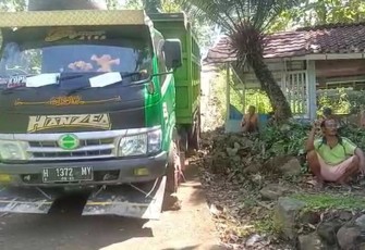 Pasca kejadian, dump truck berada di komplek pemakaman dan akan dievakuasi