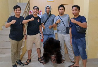 Polisi saat amankan Tsk (jongkok diikat)