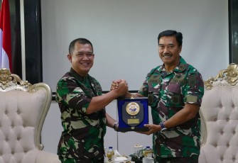 Koorsahli Kasal saat Kunjungi Koarmada III 