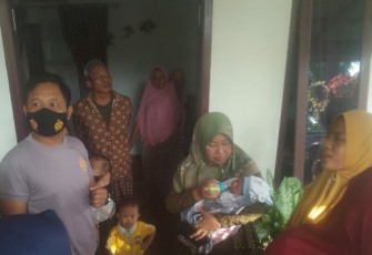 Tampak bayi perempuan yang ditemukan dalam keadaan sehat dirawat warga setempat.