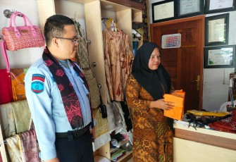 Kepala Rumah Tahanan Negara Kelas IIB Padang Panjang Kanwil Kemenkumham Sumbar melakukan kunjungan ke Sentra Batik Padang panjang Canting Buana Kreatif.
