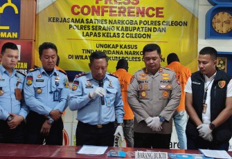 asat Resnarkoba Polres Cilegon, IPTU Syamsul Bahri dalam keterangannya saat jumpa pers di gedung Mako 1 Lapas Cilegon, Selasa (13/12) pagi. 