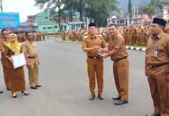 abup Pasaman Sabar AS saat memberikan penghargaan