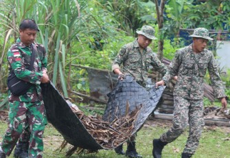 Satgas Pamtas RI-Malaysia Yonarmed 19/105 Trk Bogani saat Laksanakan Karya Bhakti Membersihkan Sekolah di Perbatasan
