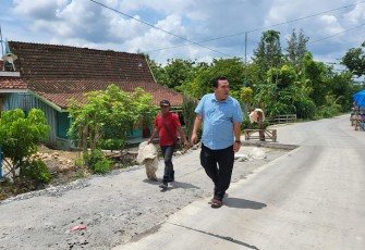 Bupati Blora Arief Rohman, saat sidak ruas jalan Jepon–Bogorejo yang dibiayai dari APBD murni 2022 sebesar Rp 9,2 Miliar.