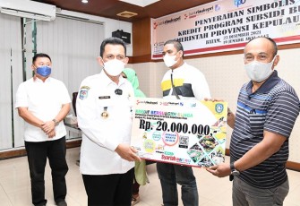 Gubernur Prov Kepri Ansar Ahmad saat menyerahkan kredit program.subsidi bunga'