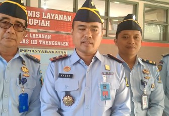 Kepala Rutan Kelas IIB Trenggalek, I Kadek Dedy Wirawan Arintama, bersama jajarannya, saat dikonfirmasi di Rutan Kelas IIB Trenggalek, Rabu (22/2/2023). (Foto Hardi Rangga klikwarta.com).