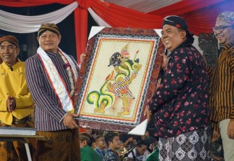 Pemberian plakat tokoh wayang Brotoseno.