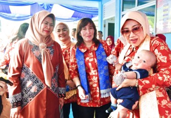 Ernawati Trenggono dan Dewi Ansar saat Kunjungi Dekranasda dan Pusat Sterilisasi Makanan Batam