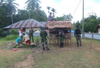 Satgas Pamtas Statis RI-PNG Yonif 111/KB yang bertugas di sektor Kolakops Korem 174/Anim Ti Waninggap turun ke kampung melihat suasana sekaligus mengecek kesiapan masyarakat pedalaman dalam menyambut Natal dan tahun Baru, Rabu (13/12/2023)