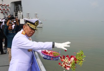 Panglima Komando Armada (Pangkoarmada) II Laksamana Muda TNI Yayan Sofiyan, S.T., M.Si., CHRMP., M.Tr.Opsla., memimpin langsung Upacara Tabur Bunga dan meninjau Bakti Sosial (Baksos) donor darah