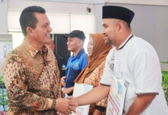 Gubernur Ansar saat Serahkan Bantuan Insentif Tahun Anggaran 2023 se-Kabupaten Bintan