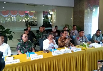 Gubernur Kepulauan Riau H. Ansar Ahmad saat konferensi pers di Graha Kepri, Kota Batam, Selasa (12/9).