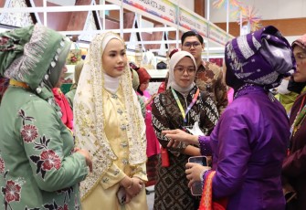 Ibu Panglima TNI Pilih Kalung dari Sisik Ikan