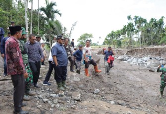 Bupati Pasaman H. Benny Utama saat tinjau permukiman di sepanjang bantaran sungai Batang Tapa Nagari Malampah Barat.
