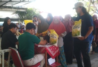 Sejumlah warga di Kecamatan Jatipuro, Karanganyar sedang mengantri untuk mendapatkan beras dalam kegiatan pasar murah program SPHP yang digelar di halaman Kantor Camat setempat, Rabu (22/2/2023) pagi.
