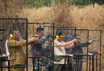 Lanudal Juanda Ajak Forkompinda Jatim Saksikan Latihan dan Coba Menembak Pistol