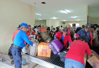 Personel Pengamanan saat Awasi Arus Balik Idul Fitri 2023