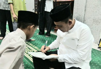 Gubernur Ansar saat Safari Ramadhan di Masjid Istiqomah dan Masjid Jami' Baiturrahim Tarempa