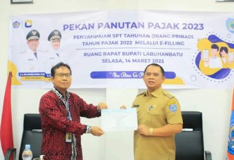  Bupati Labuhanbatu dr.H.Erik Adtrada Ritonga,MKM pada kegiatan Pekan Panutan Pajak 2023 pada Penyampaian SPT Tahunan Orang Pribadi Tahun Pajak 2022 melalui E-Feelling di Ruang Rapat Bupati Labuhanbatu. Selasa (14/03/2023).